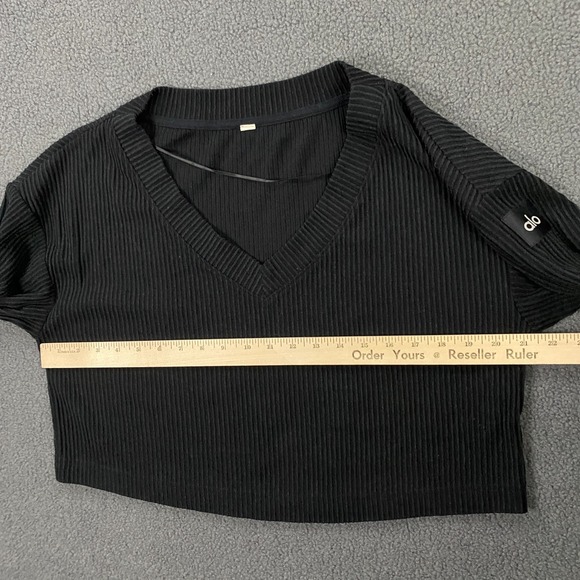 ALO Muse Ribbed V-Neck Pullover Top size Large Knit Crop Black Logo Sweater - Picture 8 of 10